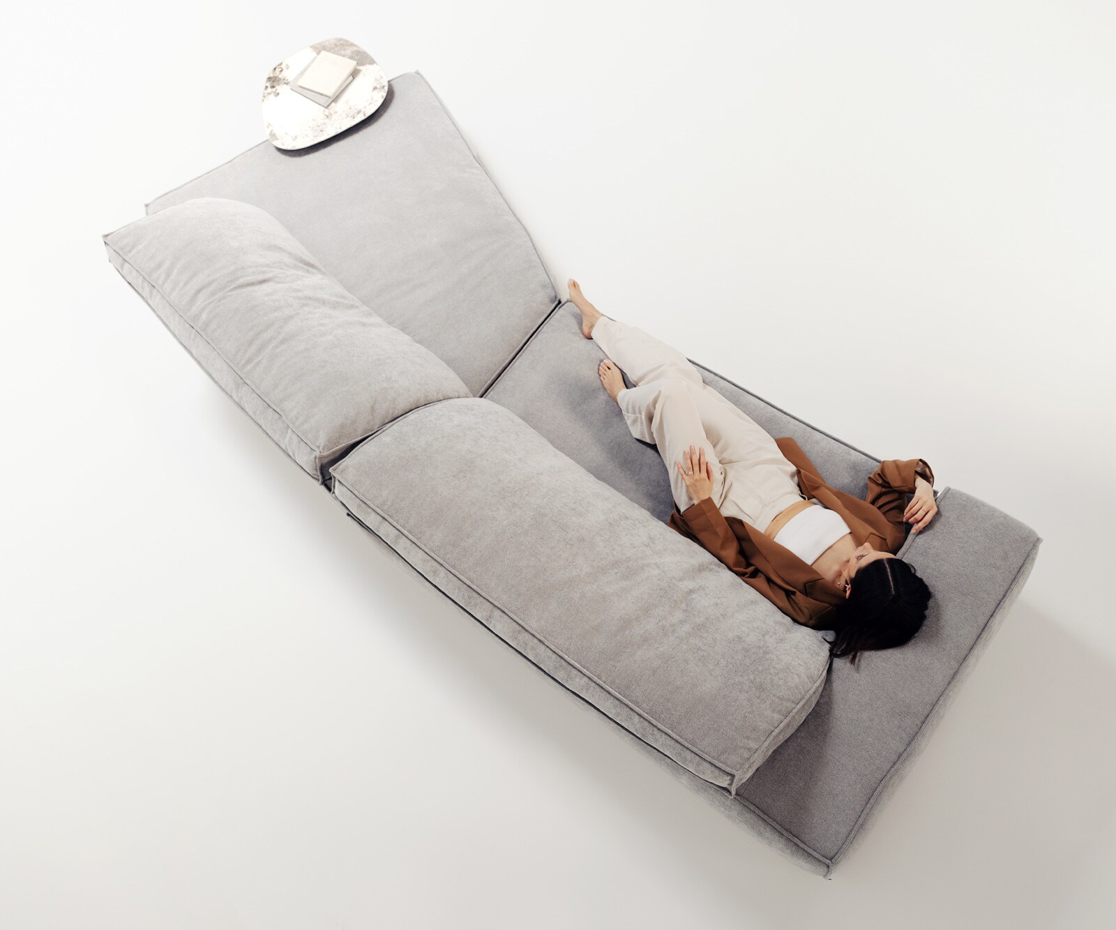 Голям диван Snoosh 400x150 cm текстурирана тъкан меко сиво Recamiere дясно 1
