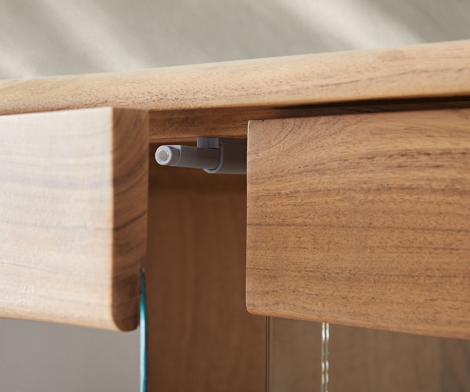 Витрина Live-Edge 120x190 cm естествена акация 2 врати 4 чекмеджета масив 6