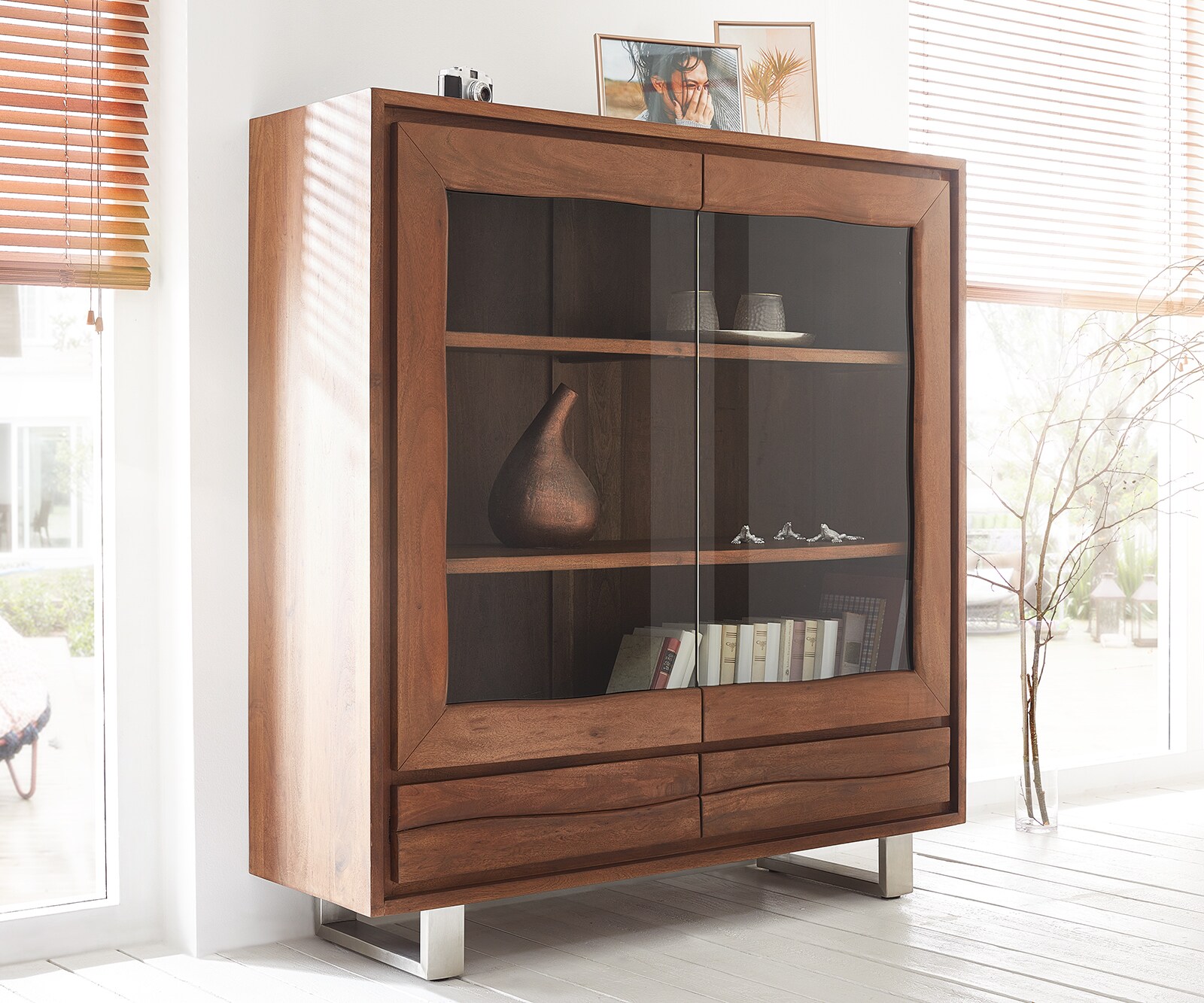 Highboard Live-Edge Glasvitrine Massivholz Edelstahl Füße 2