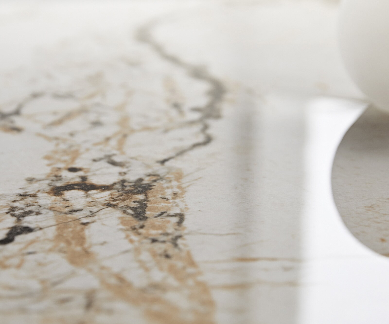 Edge Овална масичка за кафе 140x80 cm керамика Minas Melange Conis Metallic Gold 4