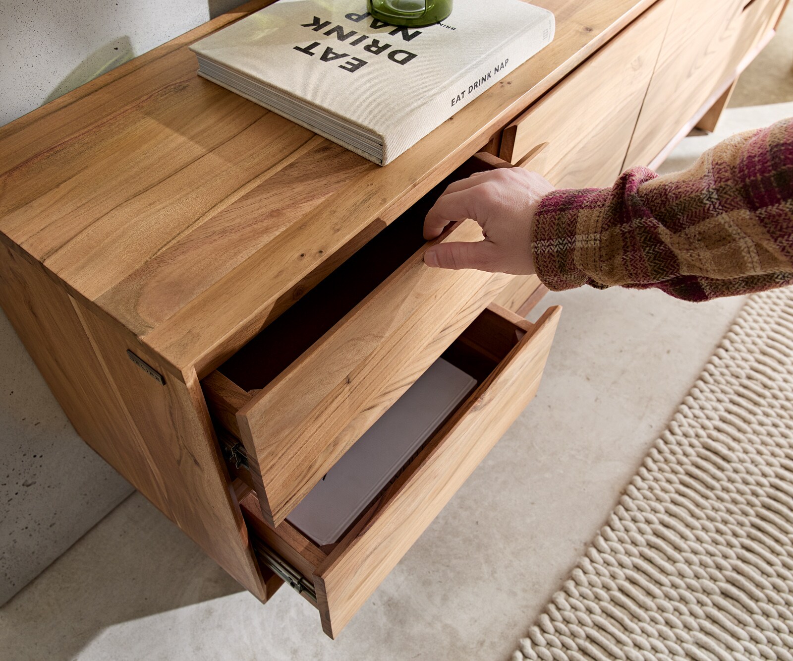 Нисък шкаф Elandor 175 см естествена акация 2 врати 4 чекмеджета дървена основа 6