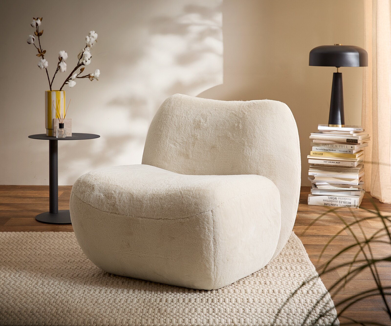 Стол за отдих Zena 75x85 cm плюшен крем-бял