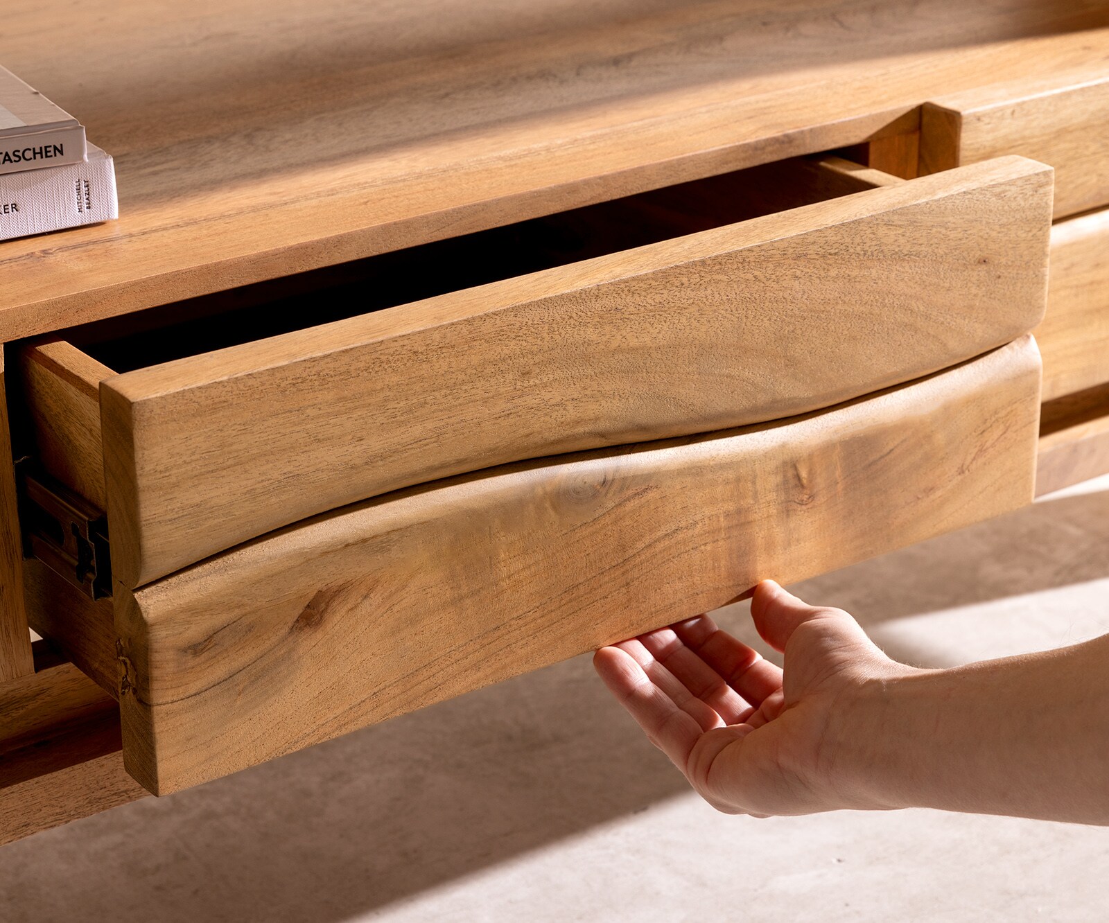 ТВ шкаф Live-Edge 146 см естествена акация 3 чекмеджета 1 отделение плаващо 5