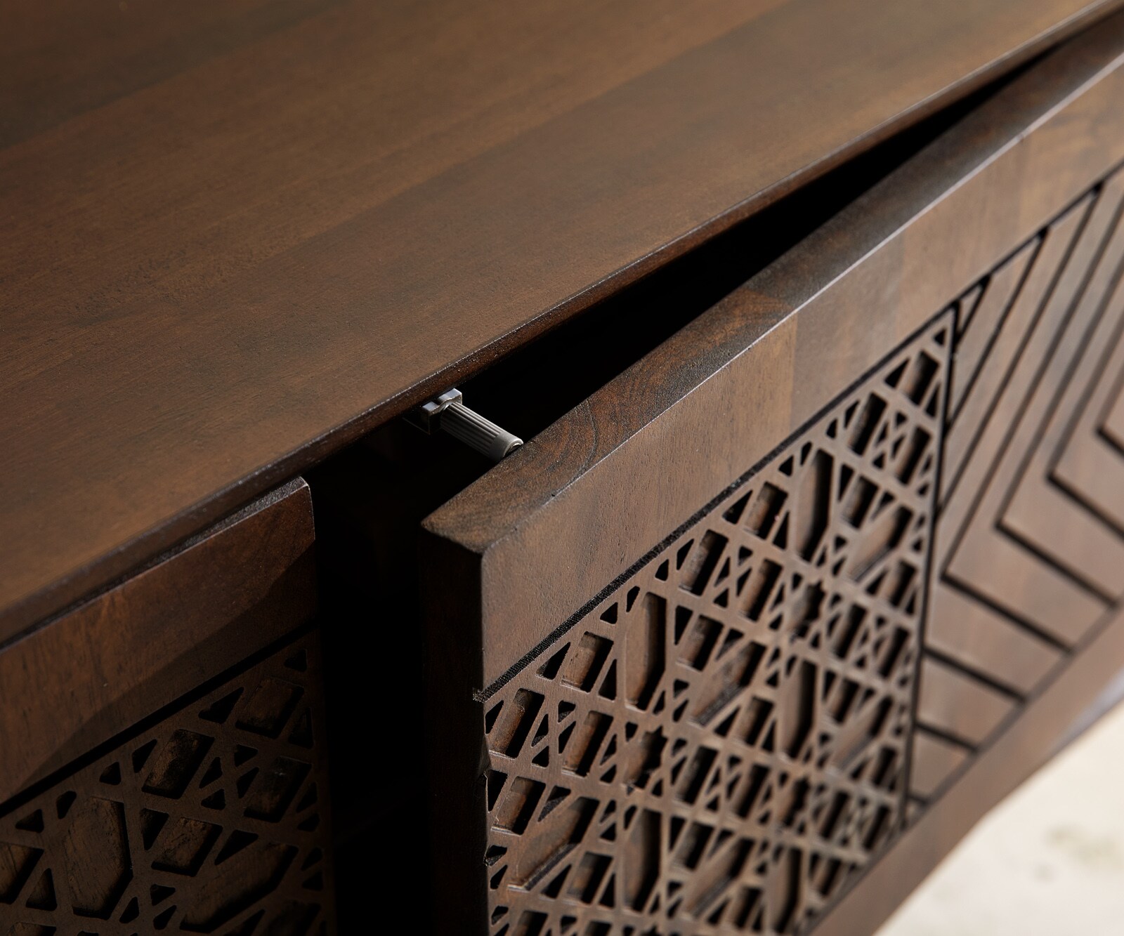 Шкаф Manjula 170 cm манго кафяв 4 врати V-образен метален крак черен 3