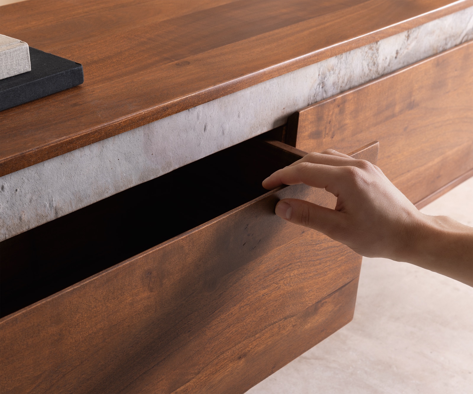 ТВ шкаф 200 cm Акация Кафяв каменен фурнир 4 Чекмеджета V-Крак Черен Stonegrace 4 ТВ шкаф 200 cm Акация Кафяв каменен фурнир 4 Чекмеджета V-Крак Черен Stonegrace 4