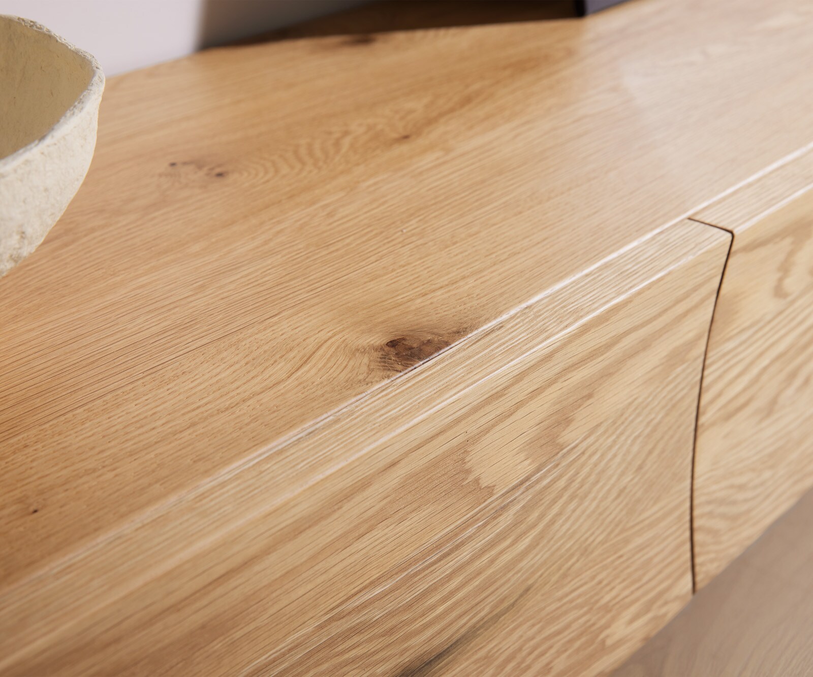 Нисък шкаф Wyatt 220 cm естествен дъб 4 чекмеджета V-образен метален крак черен 5