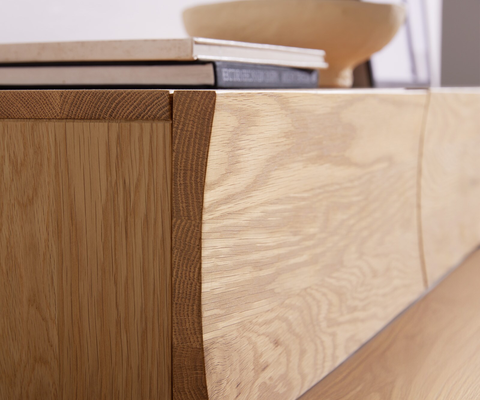 Нисък шкаф Wyatt 220 cm естествен дъб 4 чекмеджета V-образен метален крак черен 4