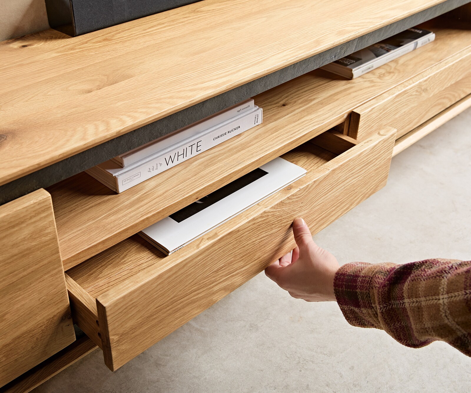 Нисък шкаф Stonegrace 240 cm естествен дъб 2 врати 2 чекмеджета 1 рафт Основа квадратна матирана неръждаема стомана 5