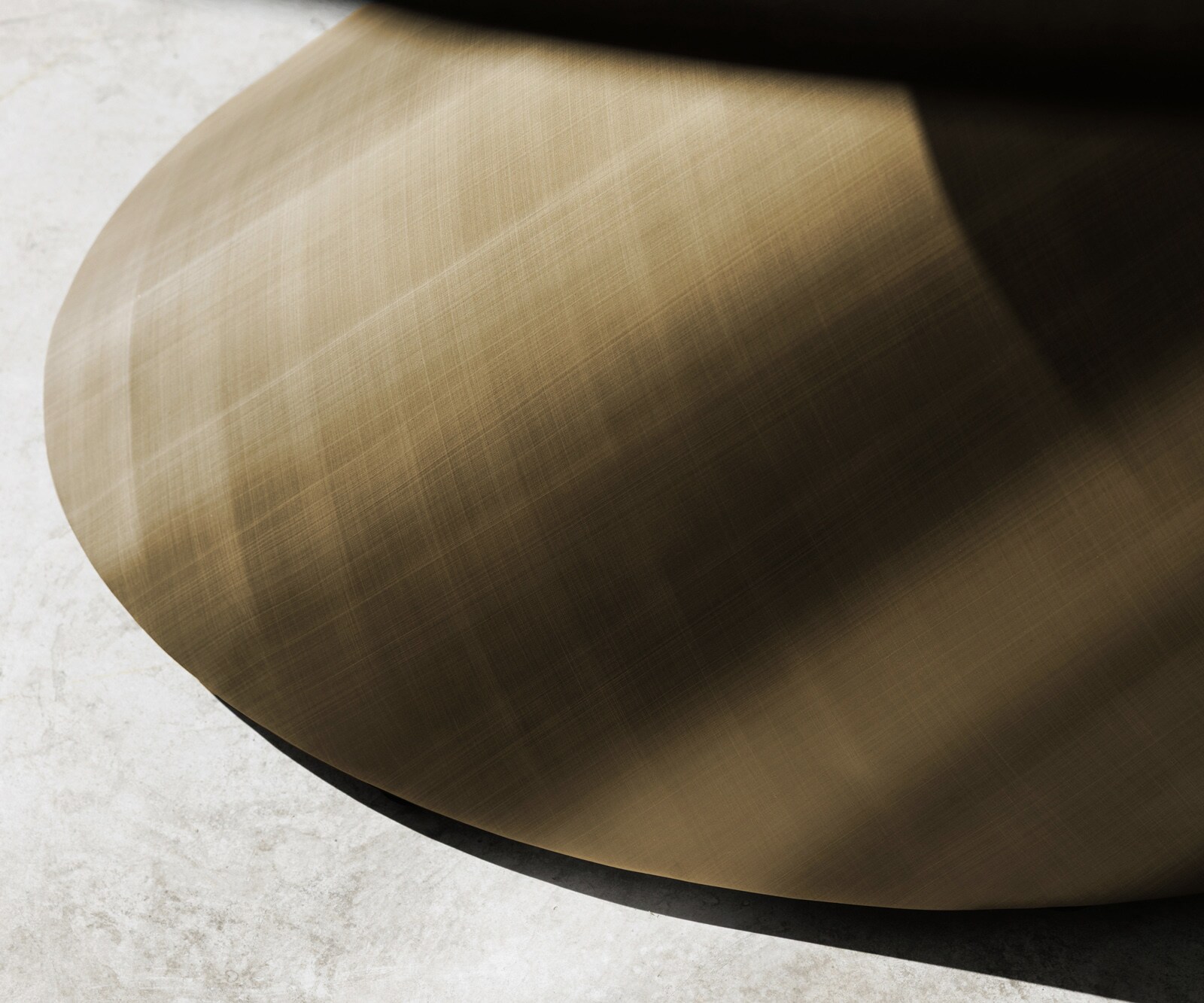 Edge Овална масичка за кафе 140x75 cm керамика Minas Melange Conis Metallic Gold 6