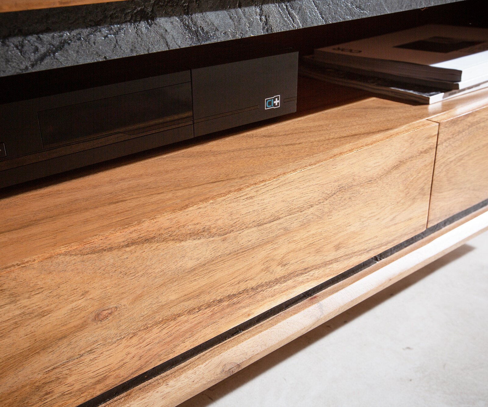 ТВ шкаф 240 cm Акация Натурал каменен фурнир 2 Врати 1 Рафт 2 Чекмеджета висящ Stonegrace 5