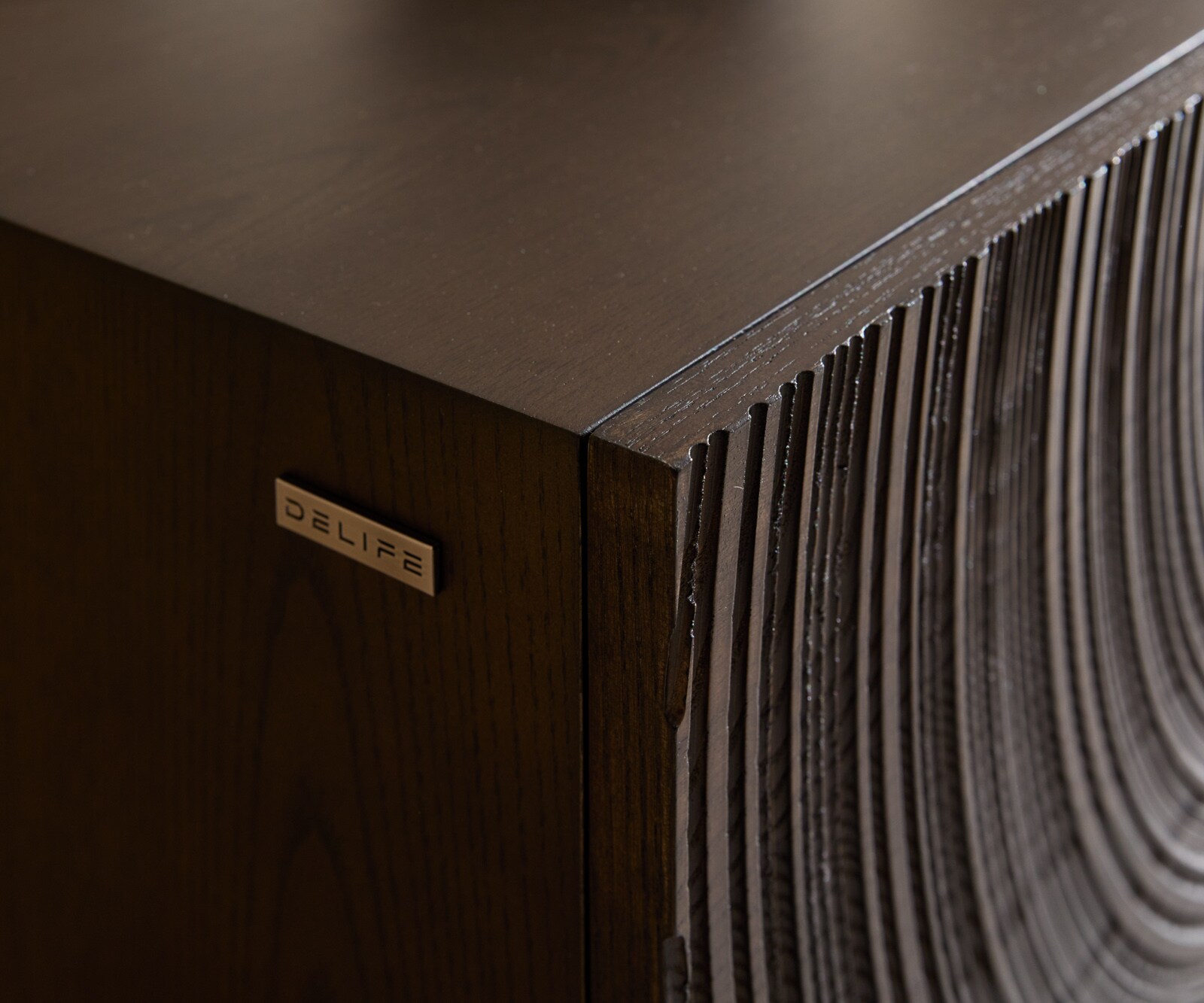 Шкаф Ashara 200 cm тъмнокафяв ясен 3D ефект 4 врати ъглова основа матирана неръждаема стомана 3