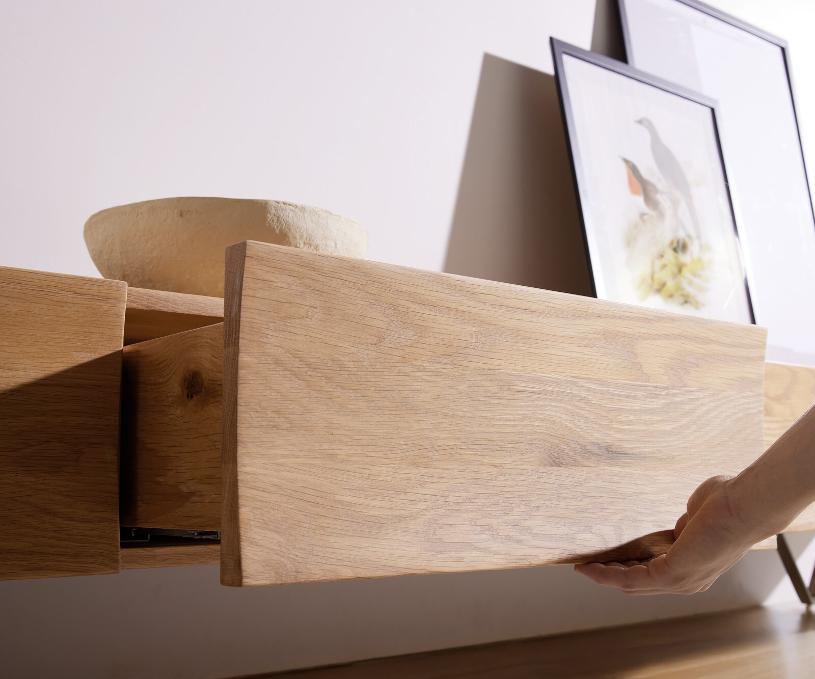 Нисък шкаф Wyatt 220 cm естествен дъб 4 чекмеджета V-образен метален крак черен 3