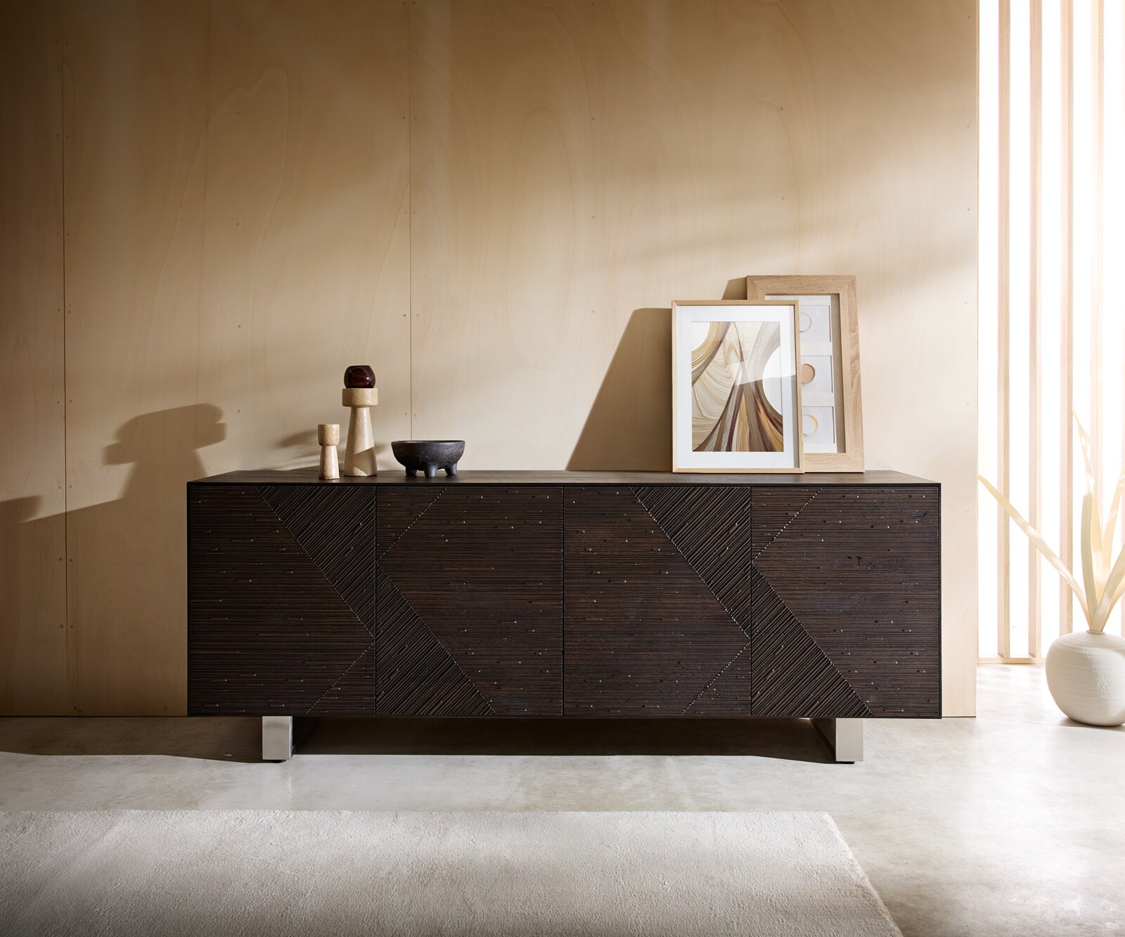 Шкаф Tereos 200 cm тъмнокафяв ясен 3D ефект 4 вратички с бягаща линия от неръждаема стомана 1