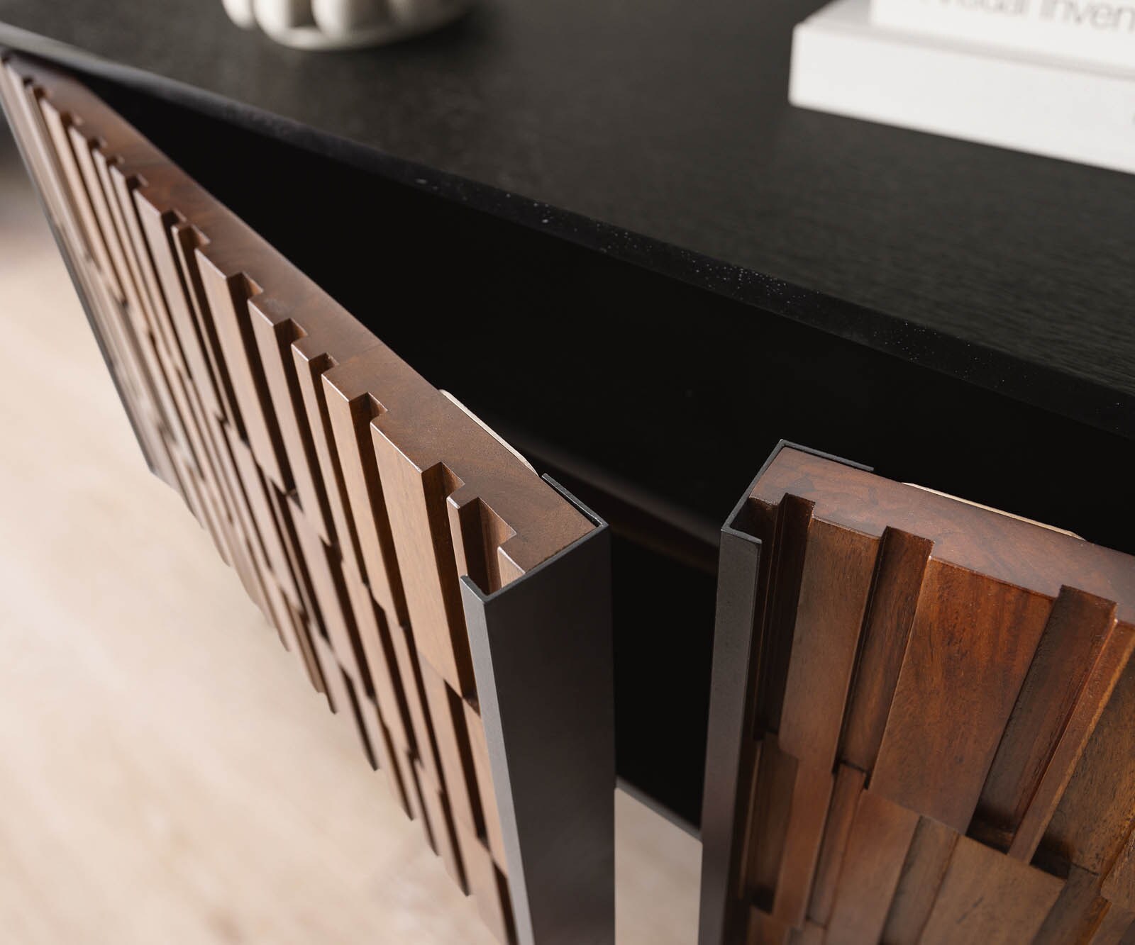 ТВ шкаф Kallam 200 cm шишам орех манго черно метал черно 4 врати 4