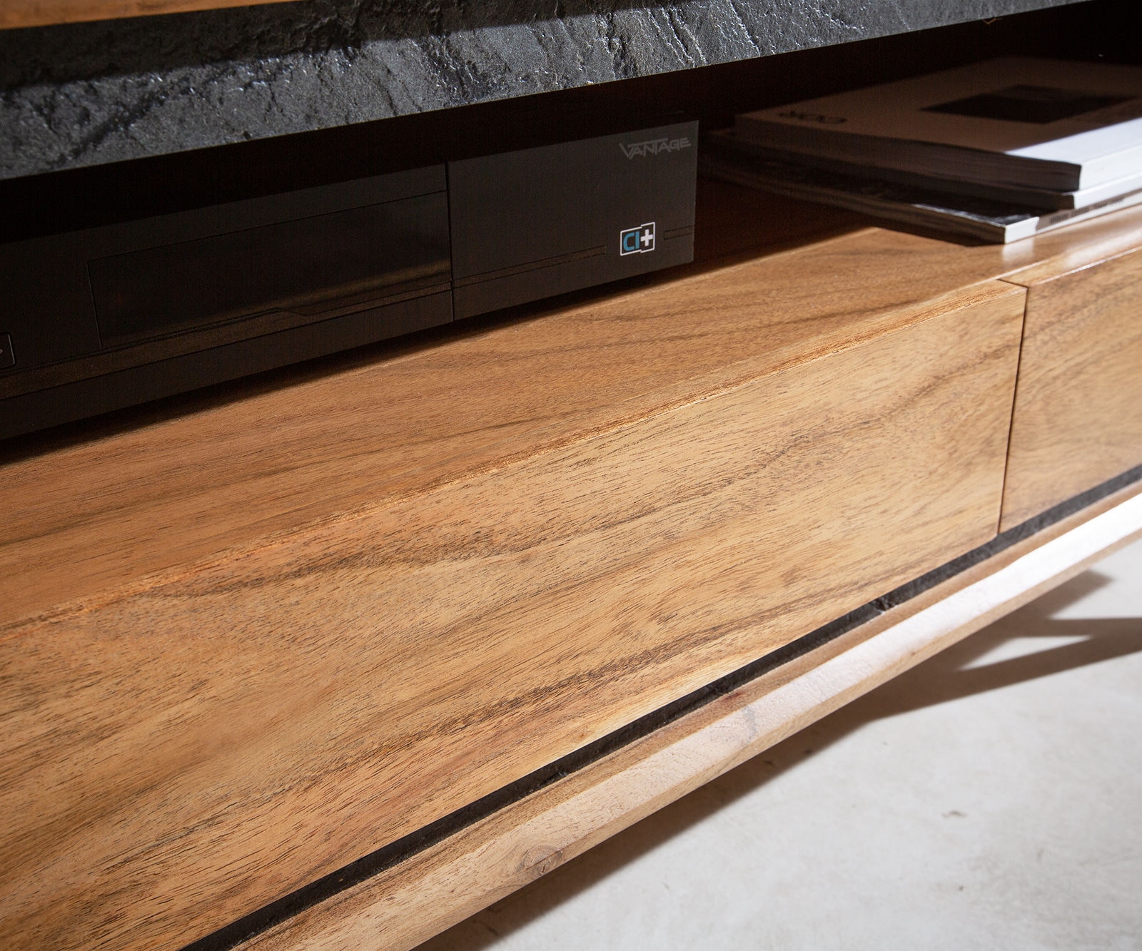 Нисък шкаф 240 cm Акация Натурал 2 Врати 1 Рафт 2 Чекмеджета каменен фурнир V-Крак Stonegrace 5 Нисък шкаф 240 cm Акация Натурал 2 Врати 1 Рафт 2 Чекмеджета каменен фурнир V-Крак Stonegrace 5