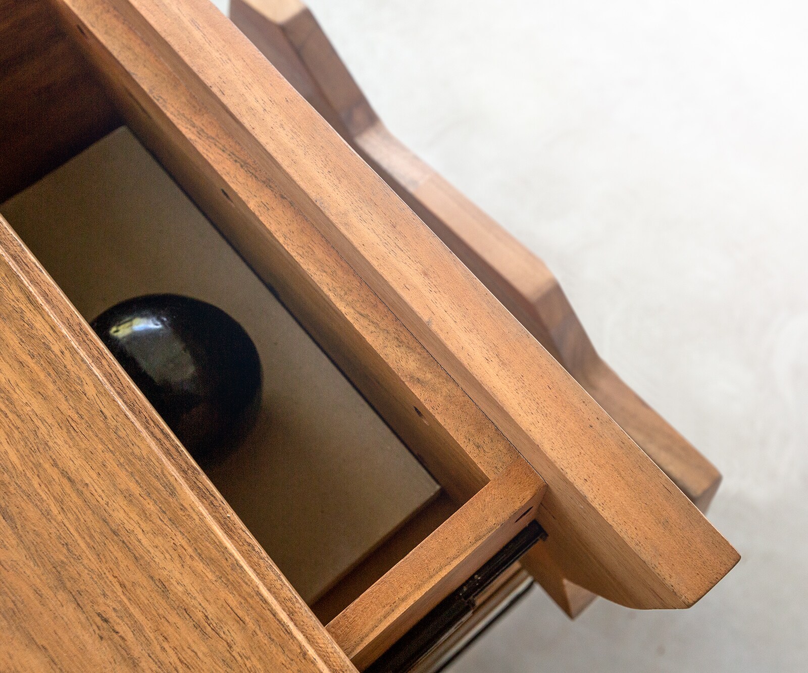 ТВ шкаф 175 cm Акация Натурал 2 Врати 2 Чекмеджета Крак висящ Метал Черен 3D-Front Solu 4 ТВ шкаф 175 cm Акация Натурал 2 Врати 2 Чекмеджета Крак висящ Метал Черен 3D-Front Solu 4