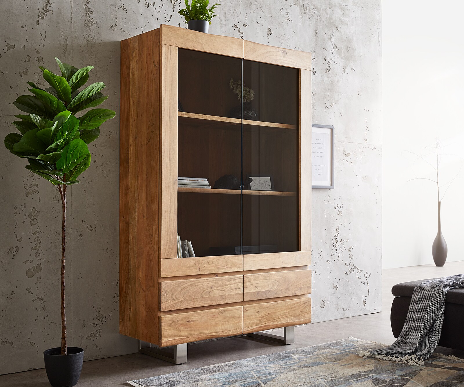 Витрина „Highboard“ с естествени ръбове, стъкло, масивно дърво и крака от неръждаема стомана 3