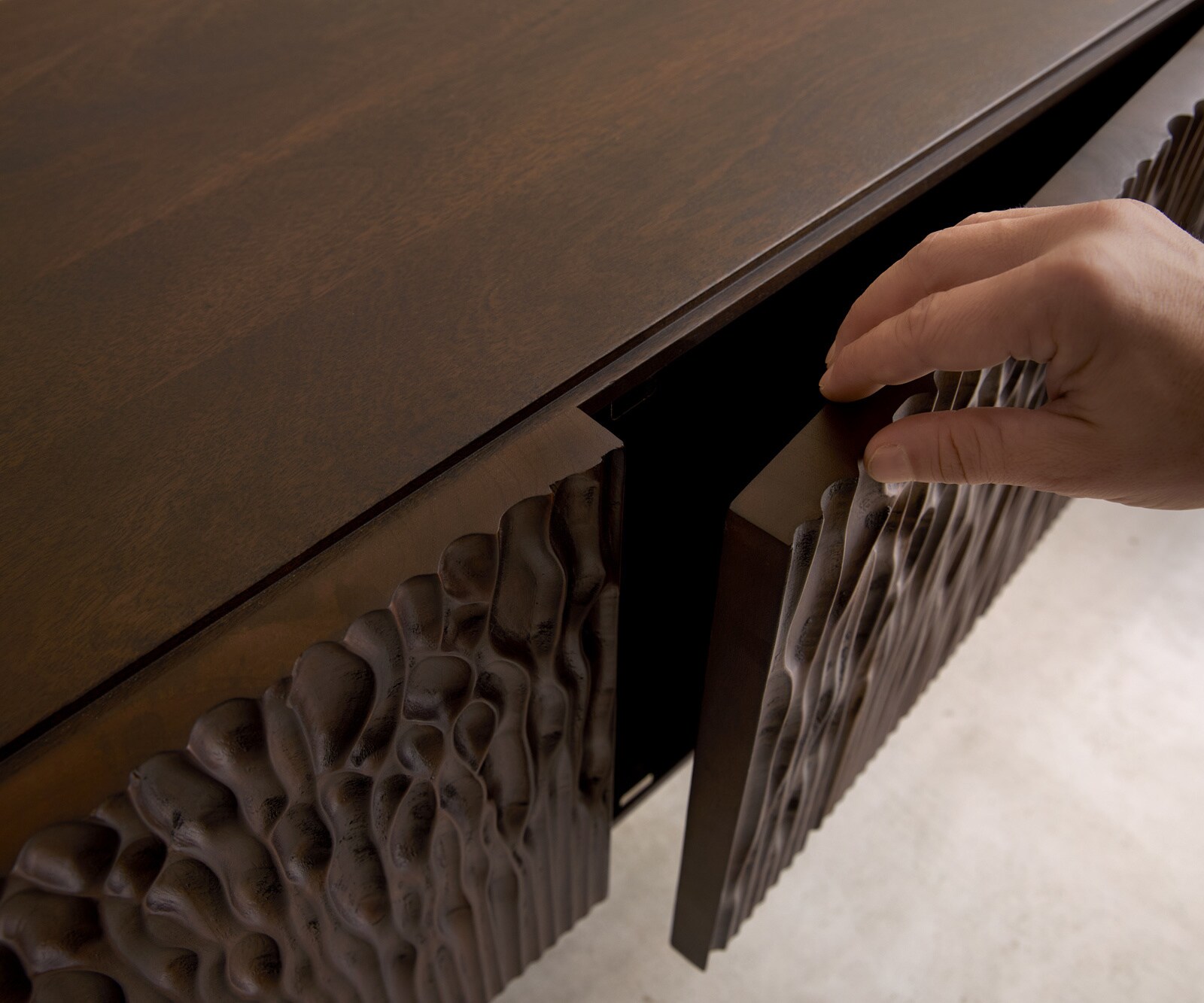 Нисък шкаф Follia 200 cm мангово кафяво 4 врати ъглов под от матирана неръждаема стомана 4