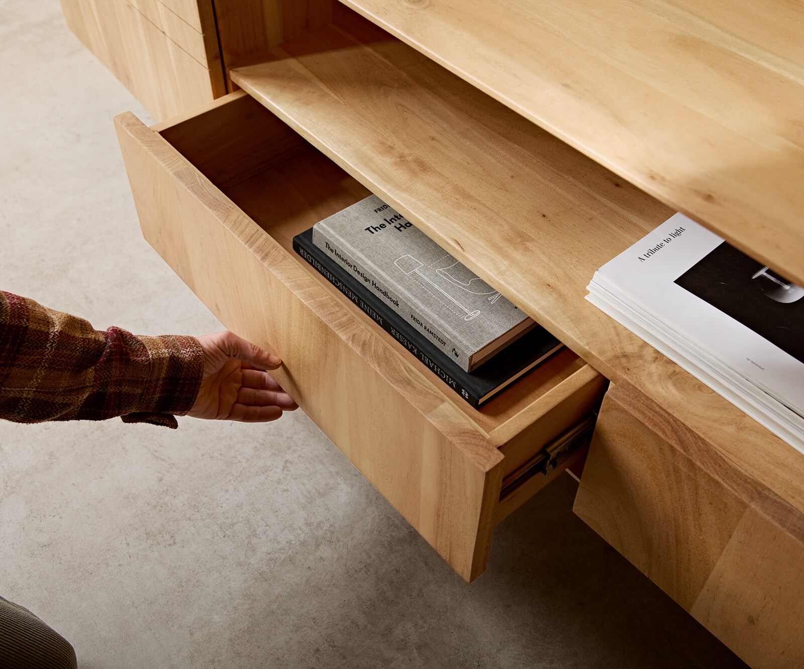 Нисък плот Nagaru 240 cm акация Aura 2 врати 2 чекмеджета 1 отделение плаващо 5 Нисък плот Nagaru 240 cm акация Aura 2 врати 2 чекмеджета 1 отделение плаващо 5