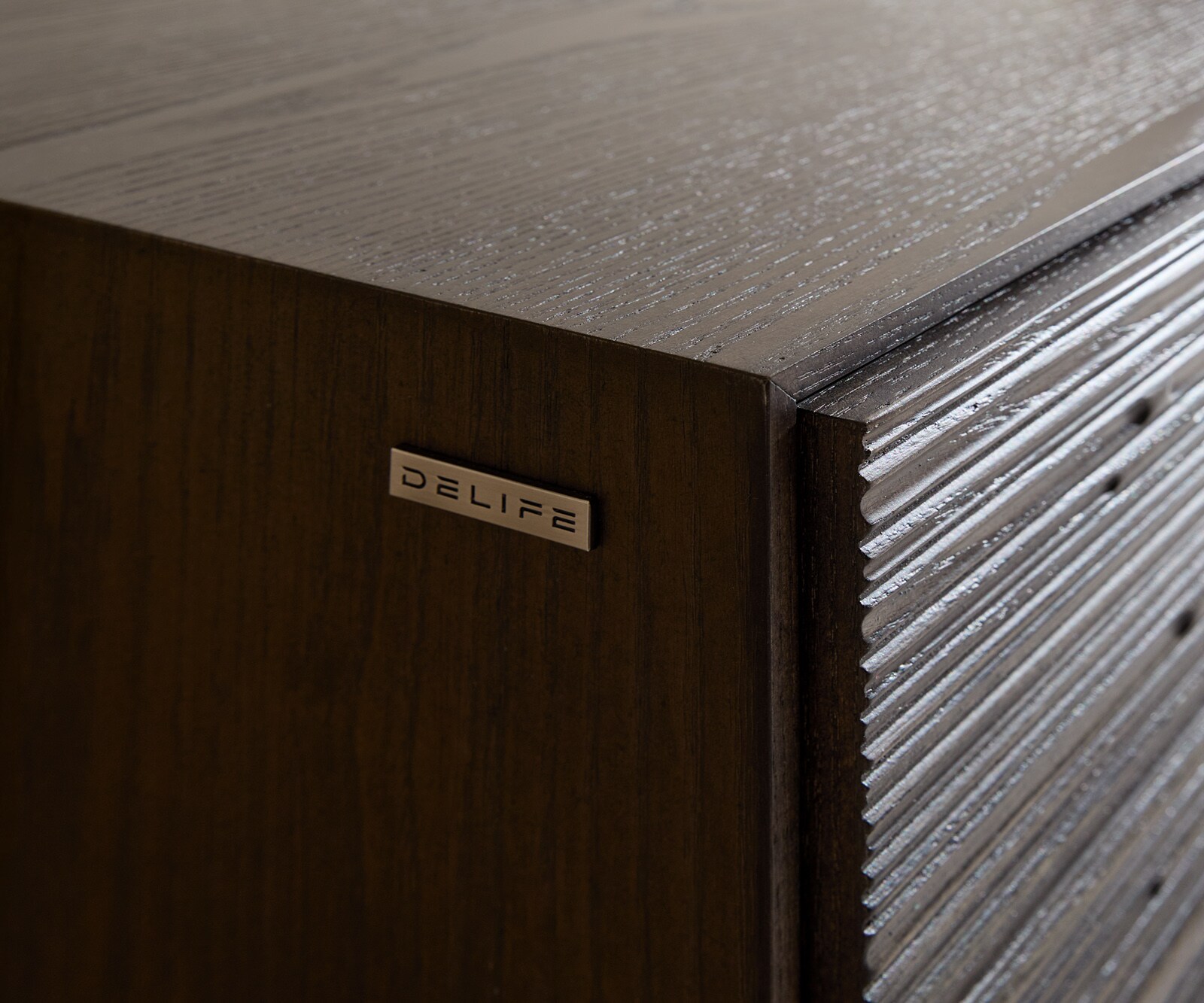 Шкаф Tereos 200 cm тъмнокафяв ясен 3D ефект 4 вратички с бягаща линия от неръждаема стомана 3