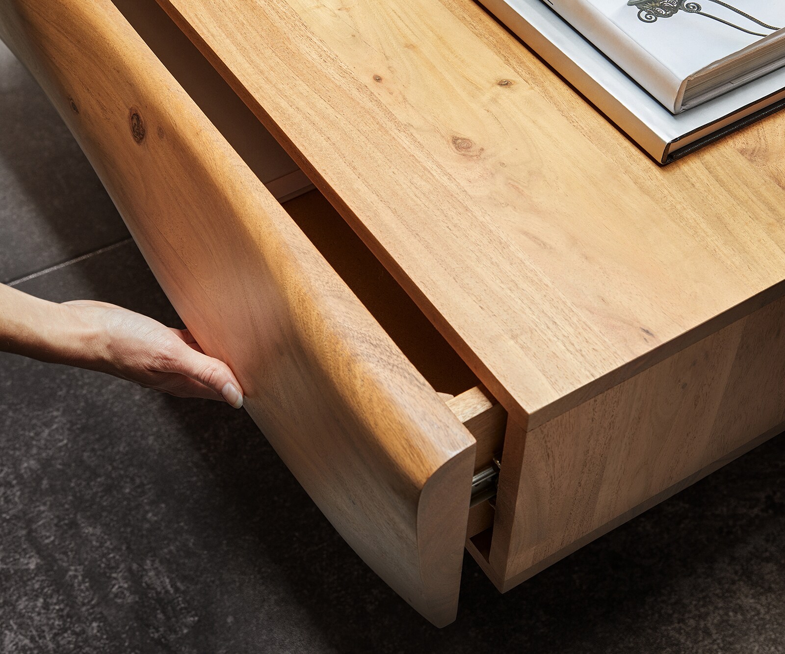 Масичка за кафе New Live-Edge 115x60 cm Acacia natural 2 чекмеджета 1 рафт Плъзгащ се метал черен 5