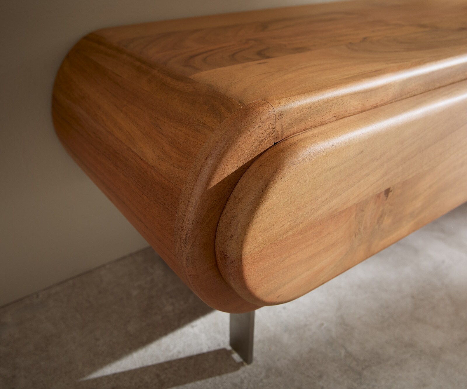 Нисък шкаф Sohara 175 см естествена акация 4 вратички L-фут сребро 5