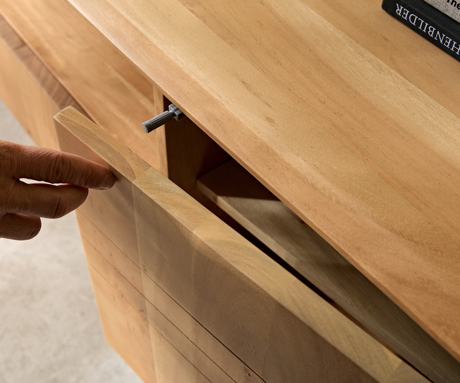 ТВ шкаф Nagaru 220 см акация Aura 4 вратички плаващи 6