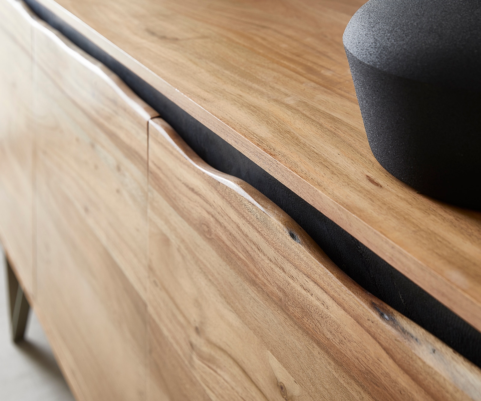 Бюфет Stonegrace 147x45 cm естествена акация 3 врати дървесен ръб 5 Бюфет Stonegrace 147x45 cm естествена акация 3 врати дървесен ръб 5