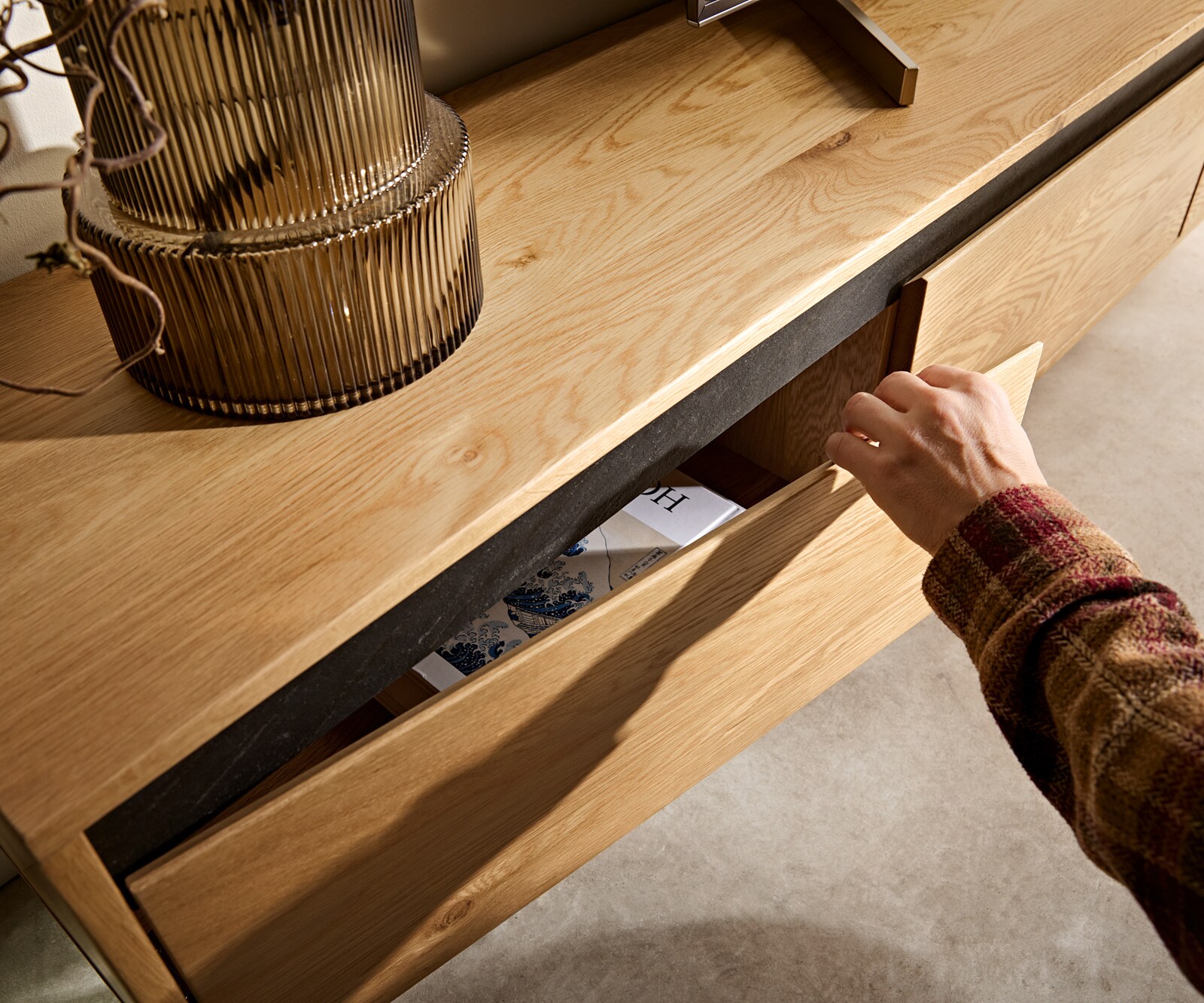 ТВ шкаф Stonegrace 240 cm естествен дъб 4 врати основа овал неръждаема стомана 5