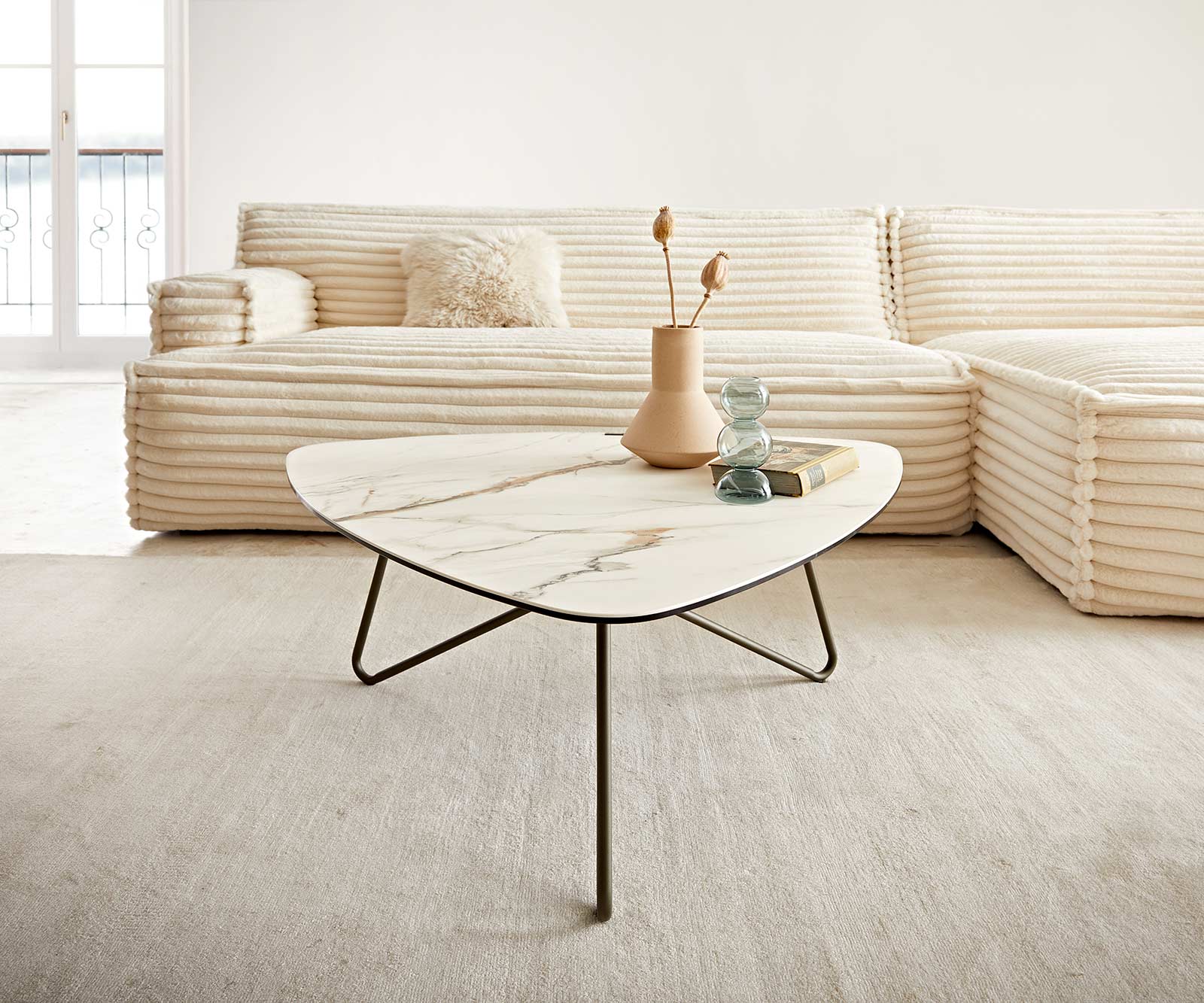 Холна маса Ekrem 88x85 см Керамика Calacatta Luxe бял-златисто-сиво,  Метални огънати кръгли крака с ефектен финиш Titan  1