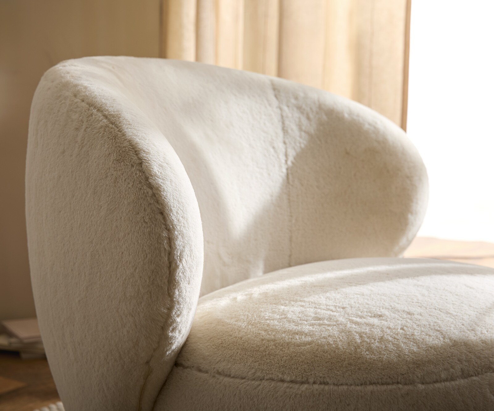 Стол за отдих Pulo 80x80 cm плюшен крем-бял 5