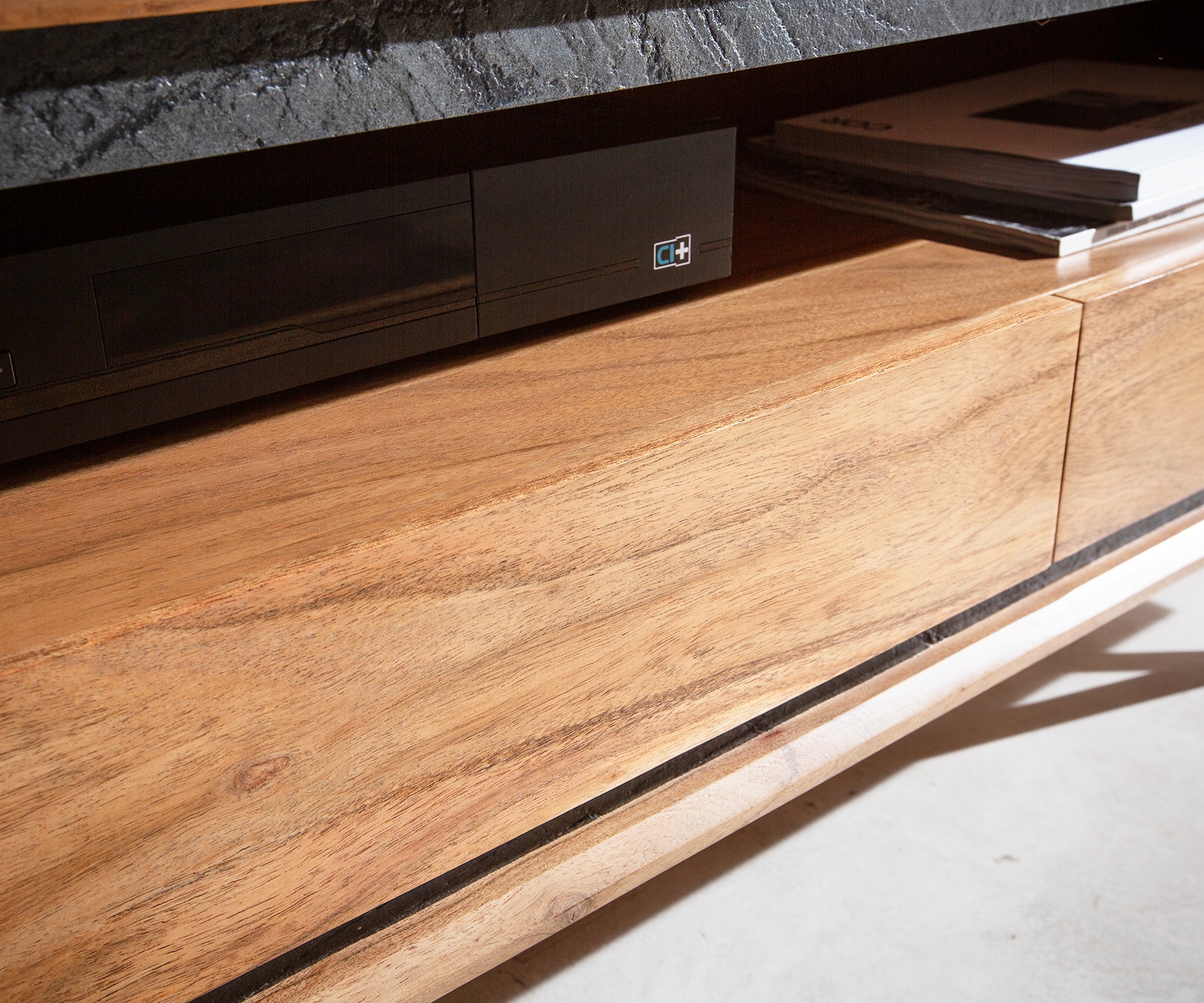 Нисък шкаф 240 cm Акация Натурал 2 Врати 1 Рафт 2 Чекмеджета каменен фурнир V-Крак Stonegrace 5 Нисък шкаф 240 cm Акация Натурал 2 Врати 1 Рафт 2 Чекмеджета каменен фурнир V-Крак Stonegrace 5