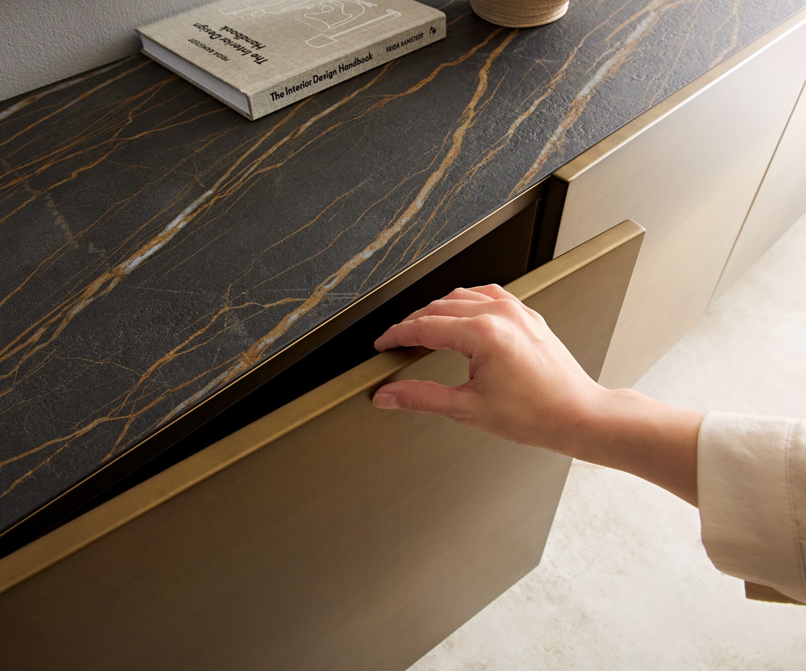 Шкаф Kazu 220 cm Metallic Gold 4 врати Ceramic Laminam®Noir Desir Brown 2