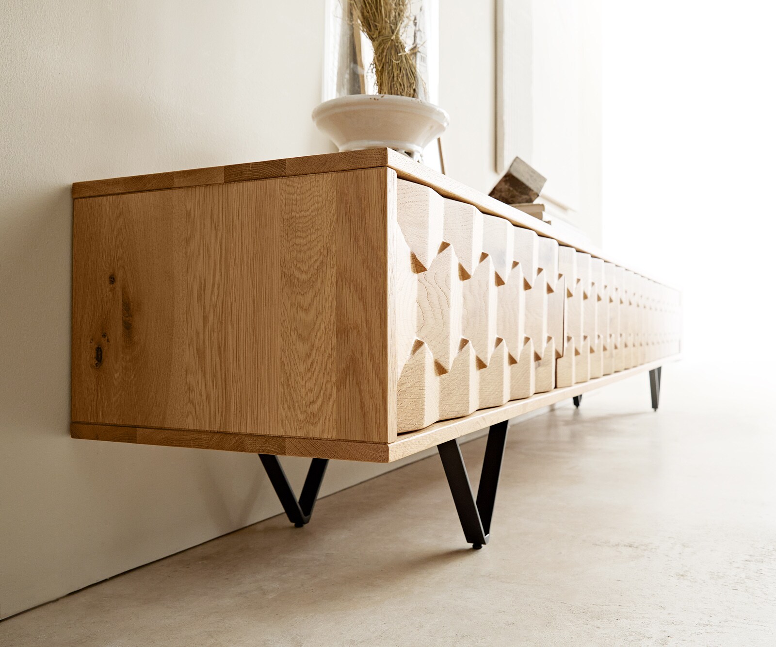 ТВ шкаф Fevo 220 cm Масив дъб, 4 Врати, V-крак, Натурален/Черен 8